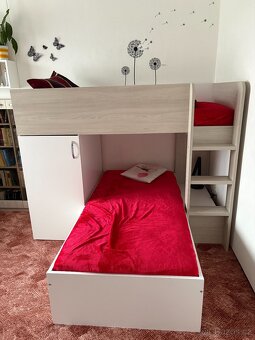 Postel nad sebou do rohu se skříní