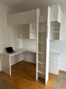 Krásný dětský koutek + postelí