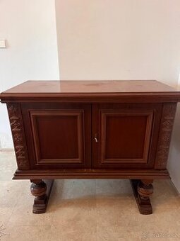 Vintage nízká komoda s kulovými nožkami