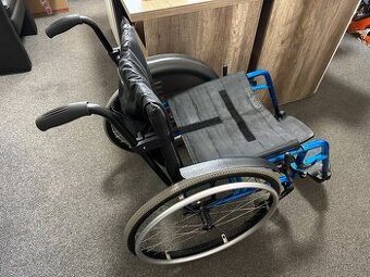 Invalidní vozík - modrý, skládací, šíře sedu 44 - 46 cm