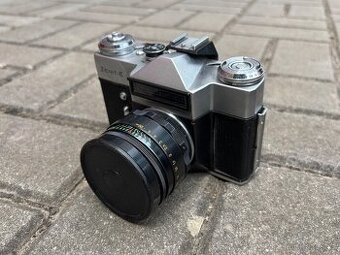 Fotoaparát Zenit-E s pouzdrem