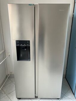 Lednice Hisense RS694N4TIE