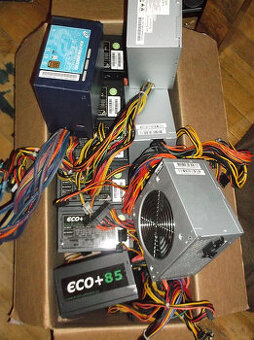 11 kusů funkčních kvalitních zdrojů 400 W - 560 W 80+ Bronze
