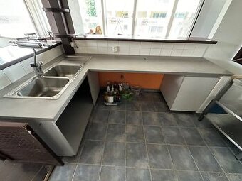Pult s nerezovým dvojdřezem a policovou skříňkou