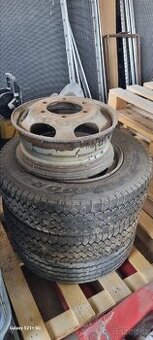 Pneumatiky sundané z Avia D75 obuté + ráfek