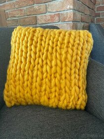 RUČNĚ PLETENÝ POLŠTÁŘEK