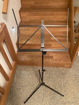 Kovový stojan na noty