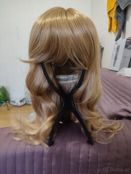 Nová tmavě blond paruka s ofinkou