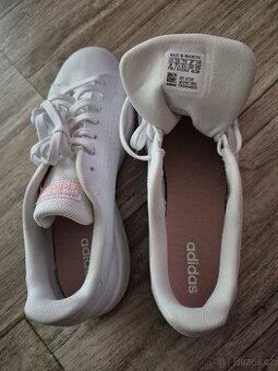 Bílé tenisky nové