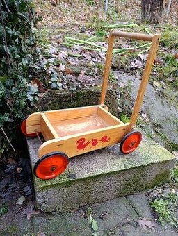 Starý dřevěný vozík