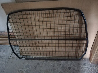 Suzuki Jimny - dělící příčka