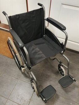 skládací invalidní vozík – má PLNÁ KOLA