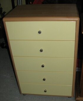 Komoda se zásuvkami