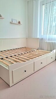 Hemnes útulná bílá rozkládací postel