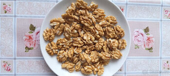 Loupané vlašské ořechy - - viz text