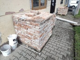 Pálené cihly čisté na paletách