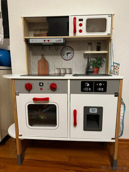 Dětská dřevěná kuchyňka