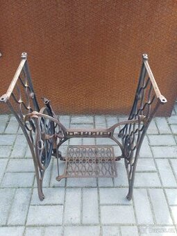 Prodám kovový postavec od šicího stroje