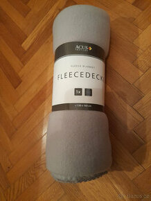 Světlešedá fleecová deka 130 cm x 160 cm