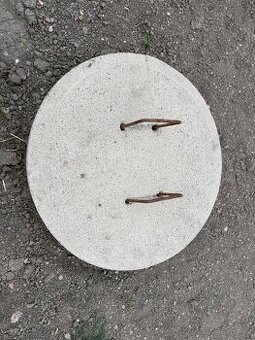 Prodám studniční betonový poklop průměr 80cm s “uchy” - 1