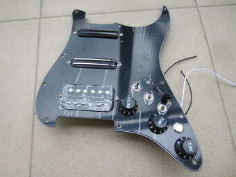 Stratocaster pickguard osazený 3 rozpínatelnými hambuckingy