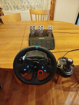 Logitech G29 (3 pedály a řadící páka)