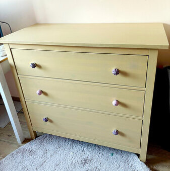 Žlutá komoda IKEA Hemnes