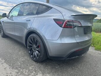 Přenechání leasingu nového auta Tesla Y Performens