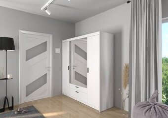 Velká šatní skříň se zrcadlem