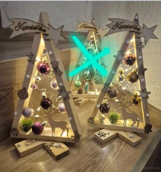 Svítící dřevěné vánoční stromečky