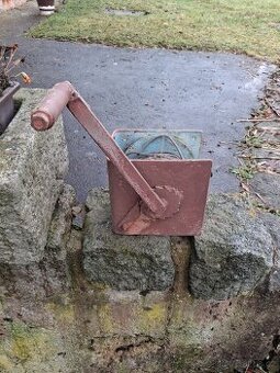 STARÝ RUČNÍ NAVIJÁK NA TĚŽKÁ BŘEMENA