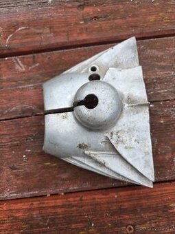 Pérák - kryt karburátoru