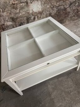 Bílý konferenční stolek se skleněnou deskou