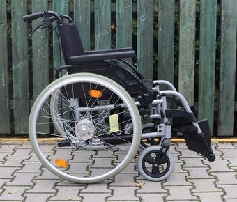 004-Mechanický invalidní vozík Breezy.
