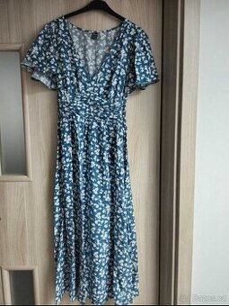 Modré květinové šaty