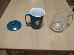 Hrnek s víčkem a skleněný hrnek