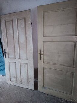 Dveře staré s rámem na chalupu