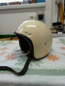 Stará helma na moto