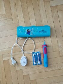 Elektrický zubní kartáček, zn Braun OralB + DÁREK - 1