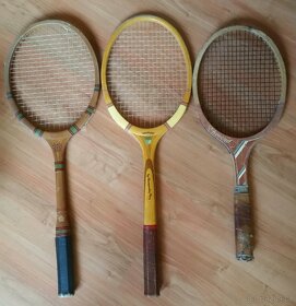 Tři staré tenisové rakety - Artis Champion,Darling a Roland