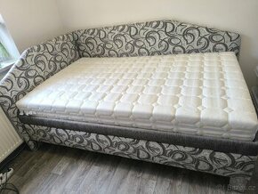 Čalouněná postel 120x200 s úložným prostorem