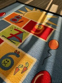 dětský koberec - skákací panák