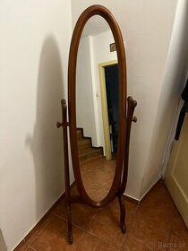 Zrcadlo v otočném rámu