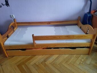 Dět. postel s roštem, matrací a zábranou