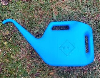 Plastová konev s dlouhou výlevkou