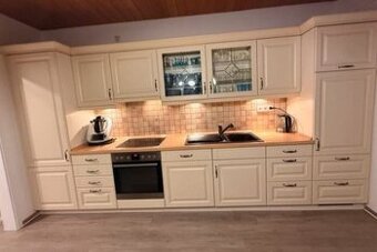 Krémová kuchyně se zánovními spotřebiči,5801