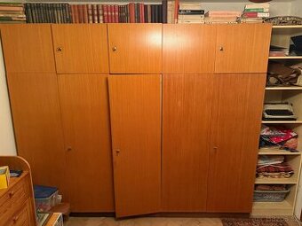 Retro šatní sestava s násta