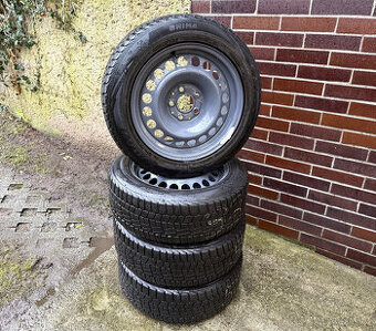 Sada pneu 205/55/16, cena za sadu 2000,- Kč