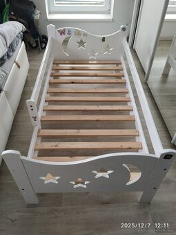 Bílá dětská postel se zábranou a roštem