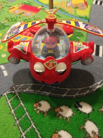 Plechový cinkající mrkající vrtulník na dřevěné vodící tyčce